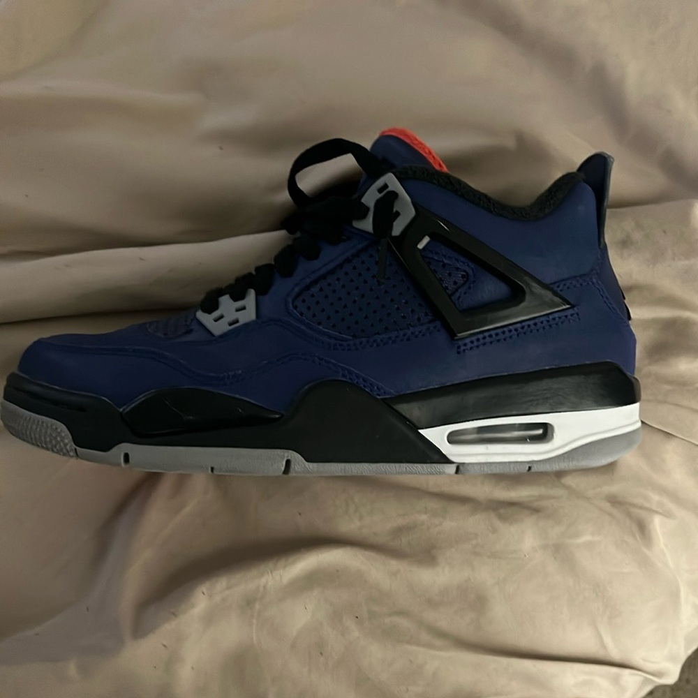 Air jordan still new need little cleaning
Size 6.5 Y  kids fire 🔥 sale